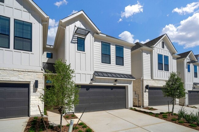 Building Photo - Beautiful Townhome!