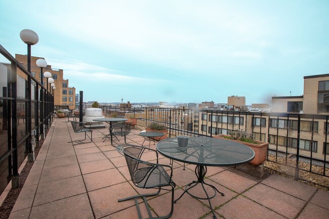 Building Photo - Lovely 1 BR/1 BA Condo in Logan Circle!