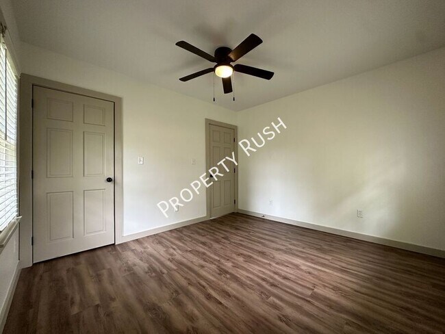 Building Photo - 112 N Lovell Ave