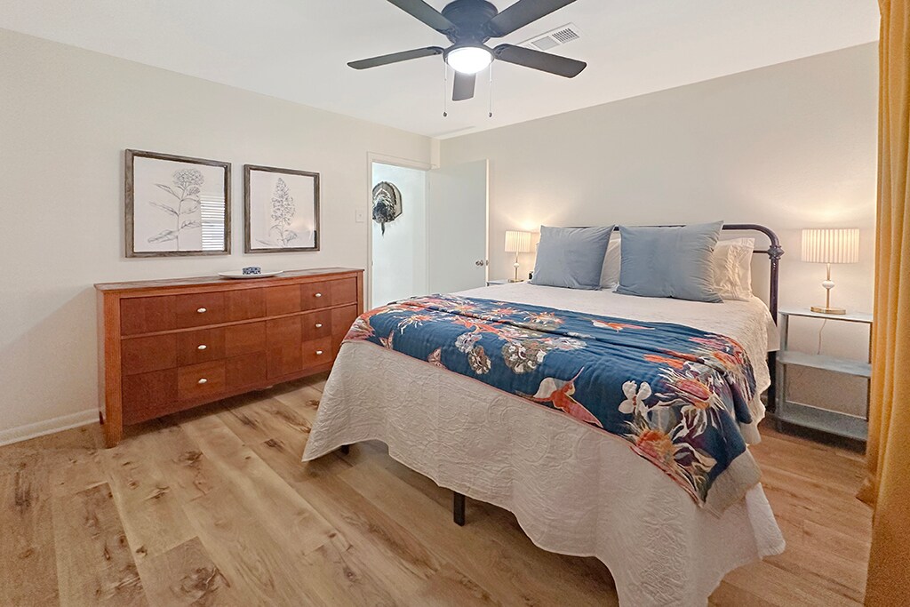 Bedroom with queen bed - 204 Dianne St