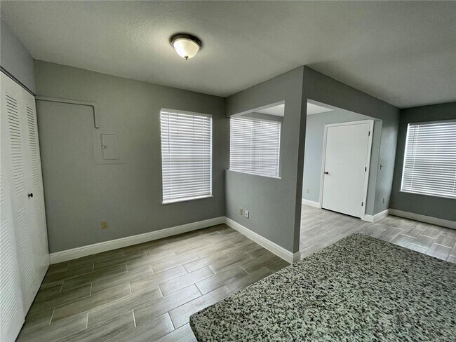 Building Photo - 1612 Columbia Arms Cir