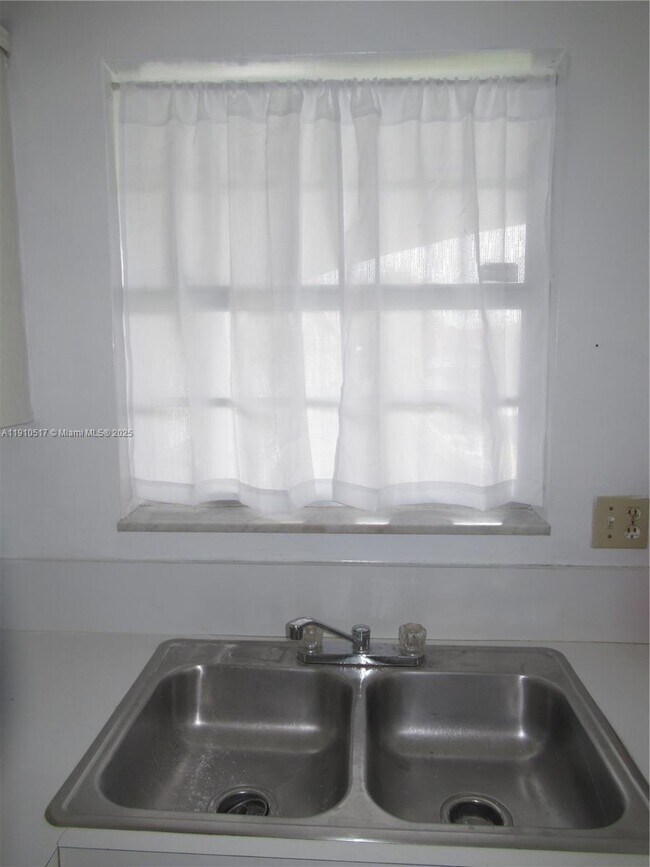 Building Photo - 581 Blue Heron Dr