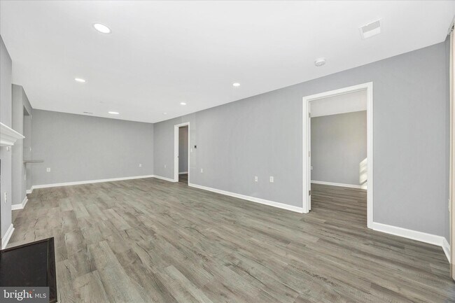 Building Photo - 10001 Vanderbilt Cir