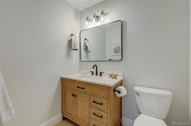 Building Photo - 5 Bedroom 3 Bathroom in Denver's Southmoor...