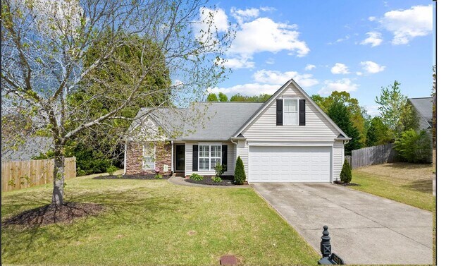 Building Photo - Spacious 3/2 Available Now!