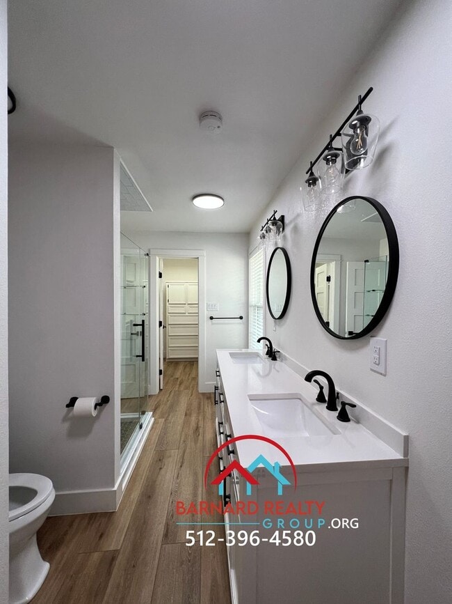 Building Photo - Country Living At It's Finest!