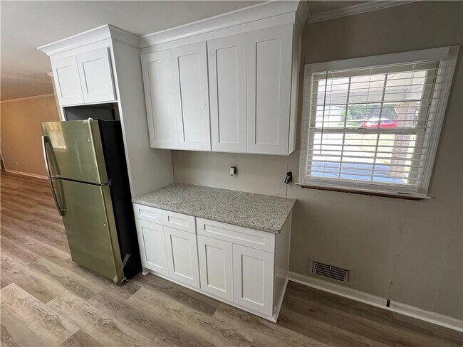 Building Photo - 5594 Laurel Ln NW