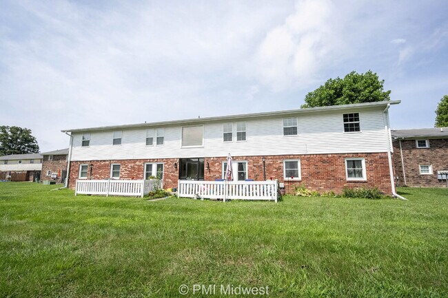 Building Photo - "Charming & Spacious 2-Bedroom Haven in Sh...
