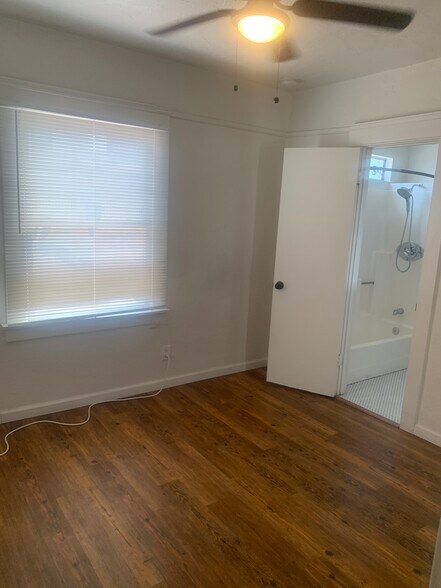 Building Photo - 1033 E 4th St