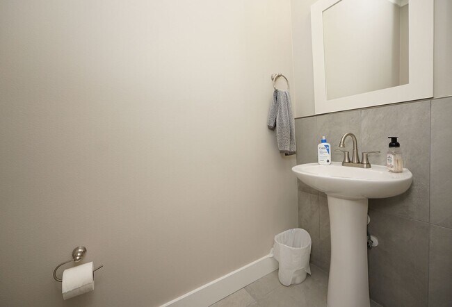 Building Photo - Newer Townhome Conveniently Located Near E...