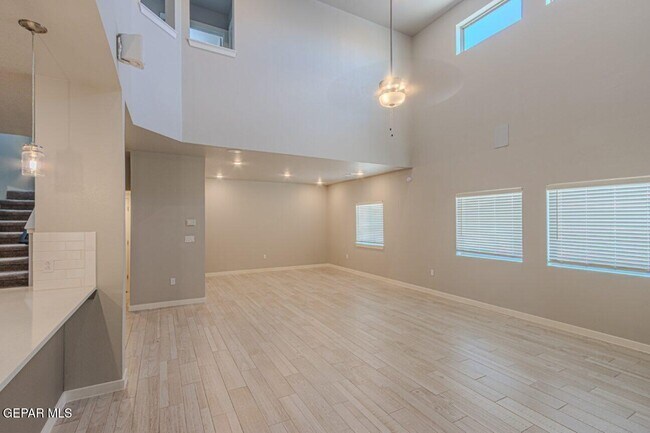 Building Photo - 249 Emerald Tower Dr