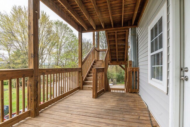 Building Photo - Beautifully renovated 2nd floor, 2 Bdr 1 bath unit in Maryville, TN - Available NOW with lower se...