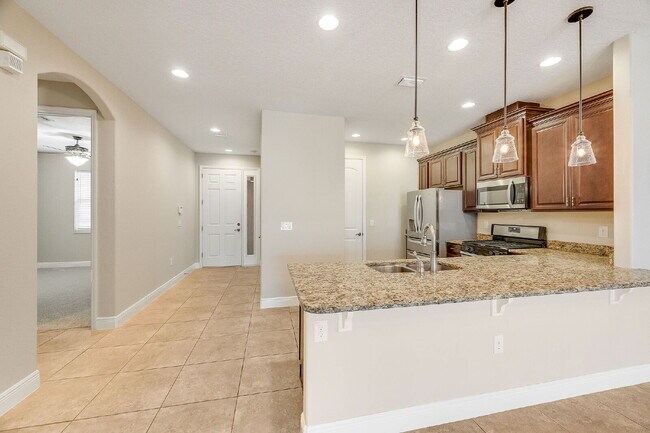 Building Photo - 3/2 townhome in desirable Loren Cove!