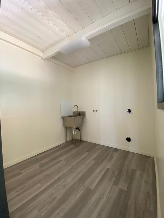 Building Photo - Beach House Rental in Waianae - Available Now