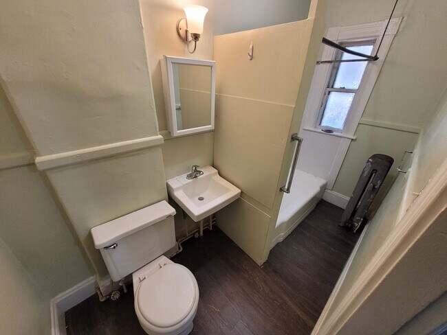 Building Photo - $975 - Efficiency Studio / 1 Bath in Downtown Manchester with All Utilities Included