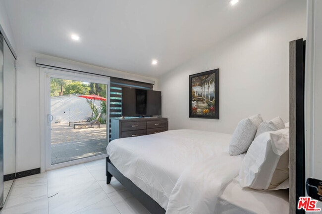 Building Photo - 20412 Oxnard St