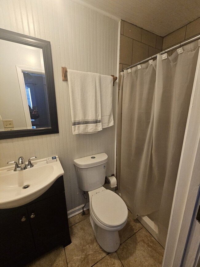 Building Photo - Furnished Three Bedroom Ranch Home
