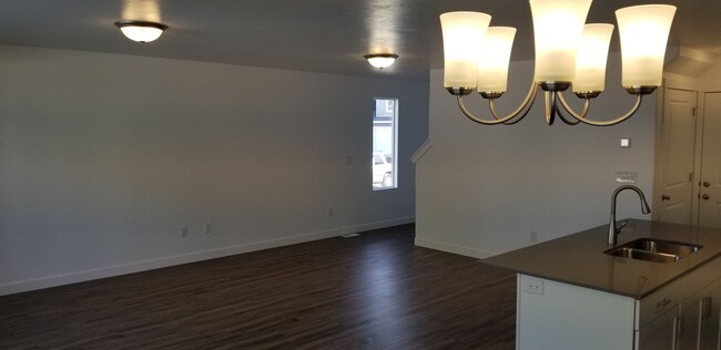 Building Photo - 3 Bedroom Town Home in Herriman Available ...