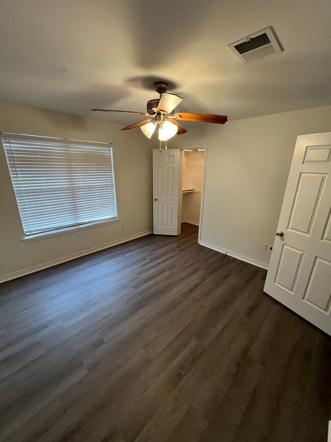 Building Photo - Nice 2 bedroom townhouse ready to go with covered parking!