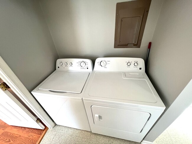 Building Photo - Country Living and Convenience at It's BEST