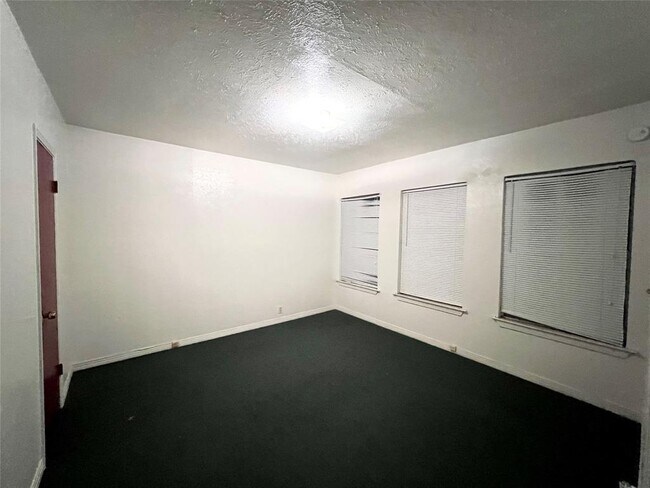 Building Photo - 2330 Seevers Ave