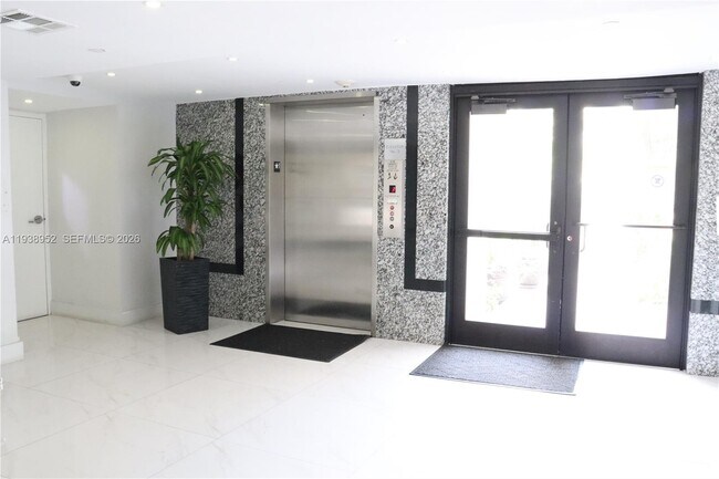 Building Photo - 16919 N Bay Rd