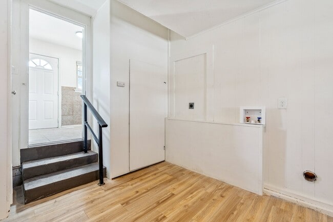 Building Photo - 1412 NE 38th St