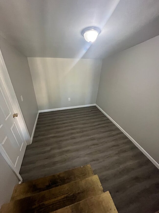 Building Photo - Newly Renovated House on a quiet Street