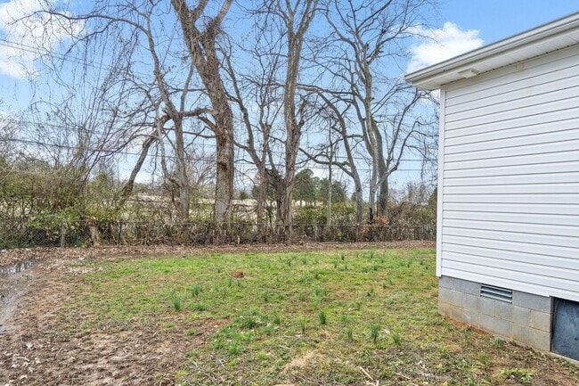 Building Photo - 3 Bedroom 2 Bath Renovated Pet Friendly Home For Rent!