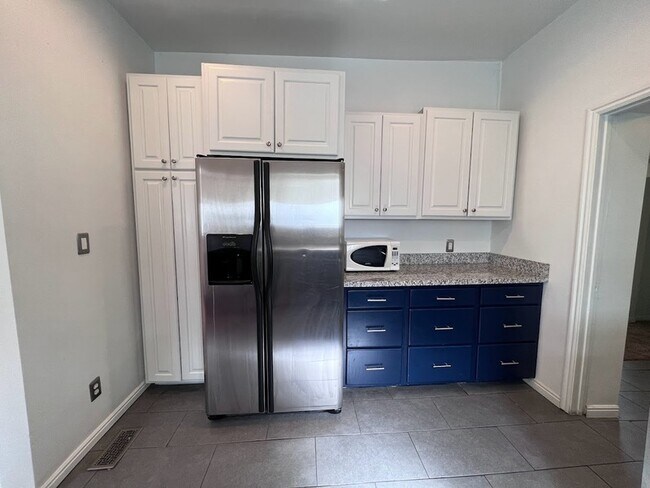 Building Photo - 923 S 400 E
