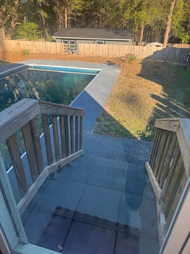 Building Photo - POOL AND APT/WORK SHOP/CRAFT ROOM