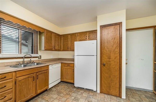 Building Photo - Spacious 4 bed / 2 bath Midland home - $20...