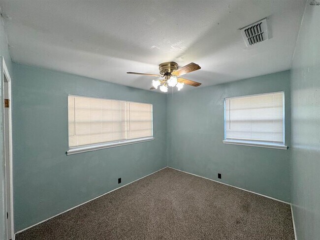 Building Photo - 1504 Red Fox Rd