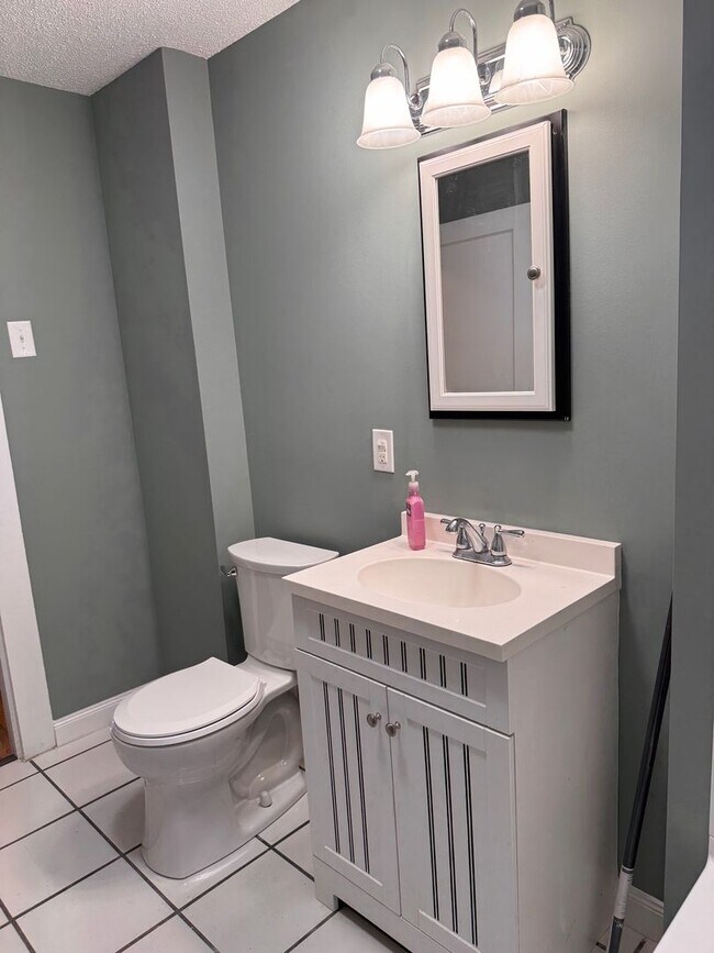 Building Photo - 3 Bed, 1 Bath Newly Renovated Home in Asheboro!