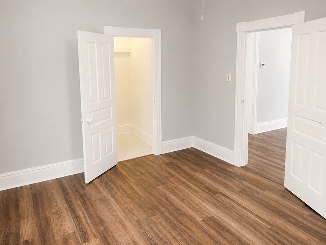 Building Photo - Lower 2 Bedroom Duplex Great Location!