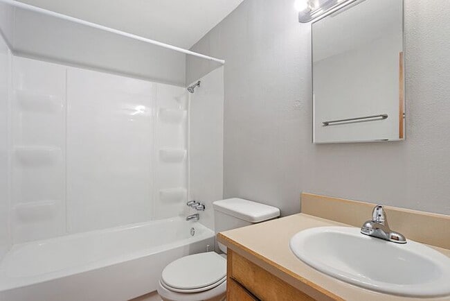 Building Photo - MOVE IN SPECIAL 1ST MONTH RENT FREE!! 2 be...