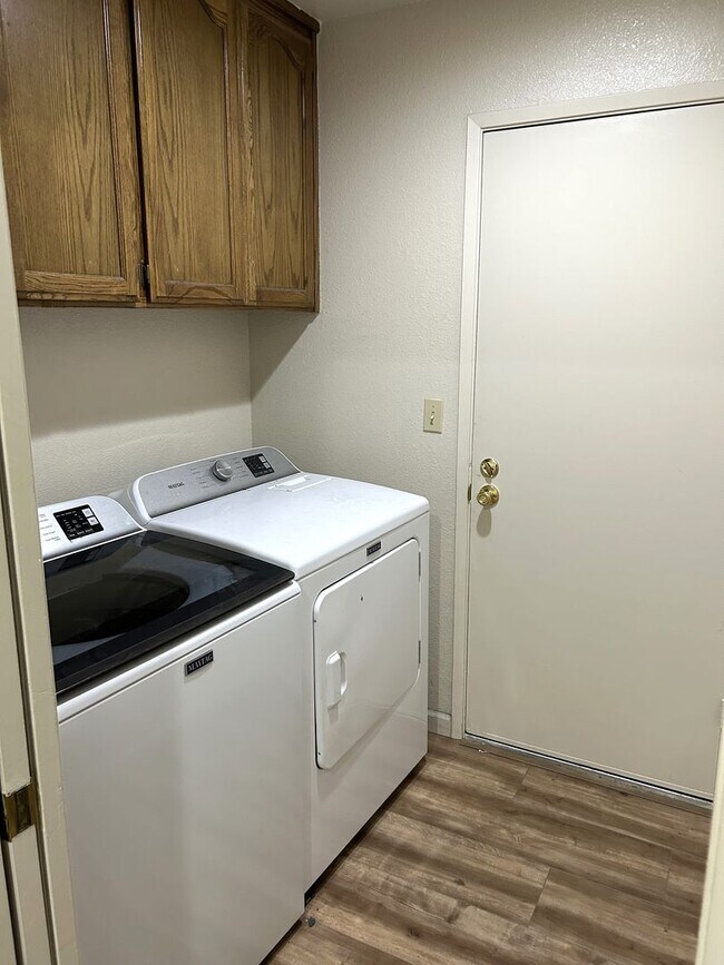 Building Photo - 4 bed/ 2 bath home between The Avenues and Amber Grove