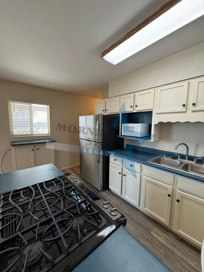 Building Photo - Hurry Leasing Special!! 3-Bedroom Home