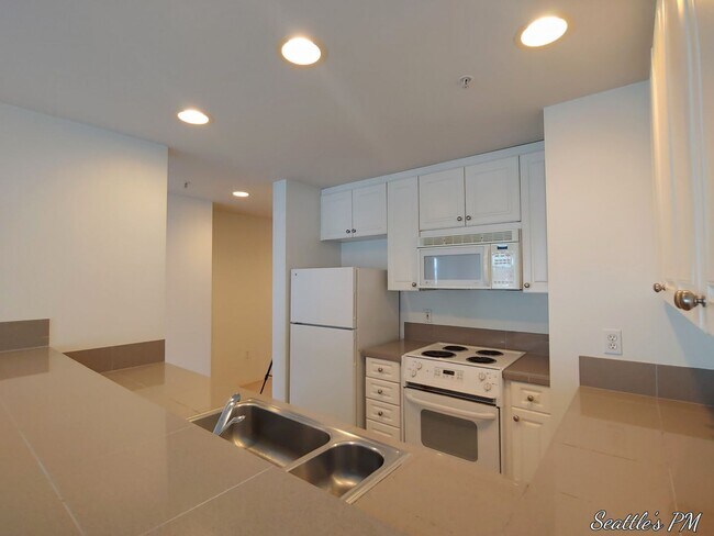 Building Photo - "Urban Living at Its Best: Spacious 2-Bedroom Retreat with Scenic Views!"