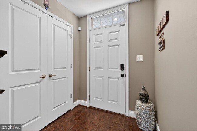 Building Photo - 806 Maury Ave