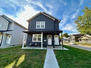 Building Photo - **SPECIAL** $250 OFF 2ND MONTH'S RENT** 3 Bedroom 2 Bath Duplex in the Heart of Indianapolis