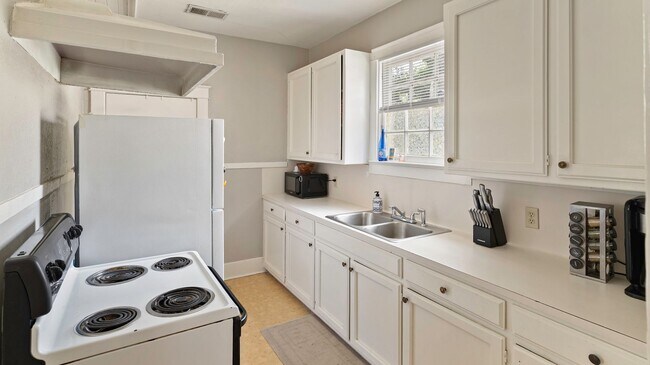 Building Photo - Adorable Cottage Just Steps from LSU's Campus and the Lakes!