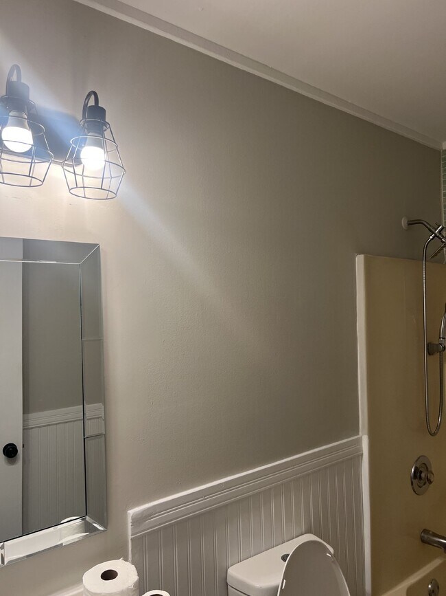 Building Photo - **MOVE-IN SPECIAL** $500 Off of 1st Month's Rent  Charming 3-Bed, 2-Bath Home in Prime Spotsylvan...