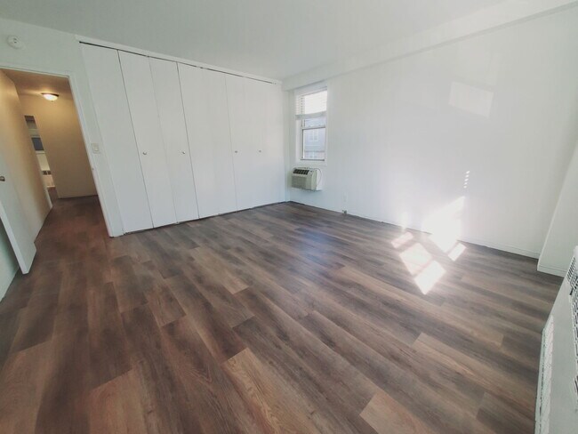 Building Photo - 444 Bedford St