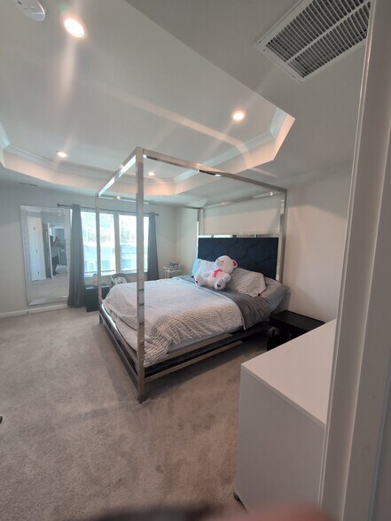 Building Photo - 4138 Riverside Dr