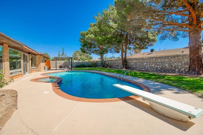 Building Photo - Stunning eastside rental in highly desirable area!