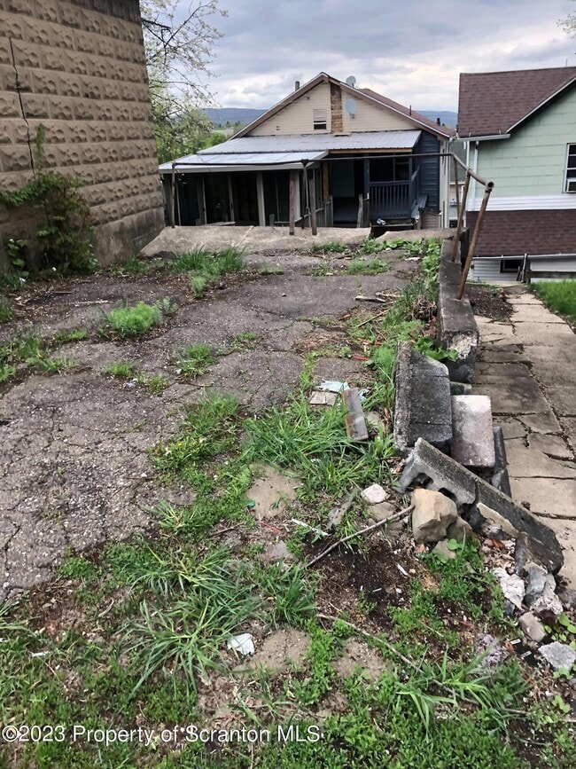 Building Photo - 907 Eynon St