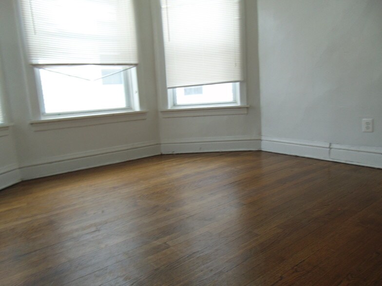 Building Photo - 7342 S Harvard Ave