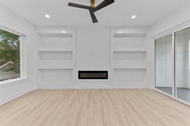 Building Photo - 3110 Live Oak St