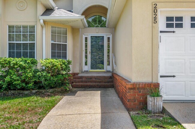 Building Photo - 2025 Ascot Way